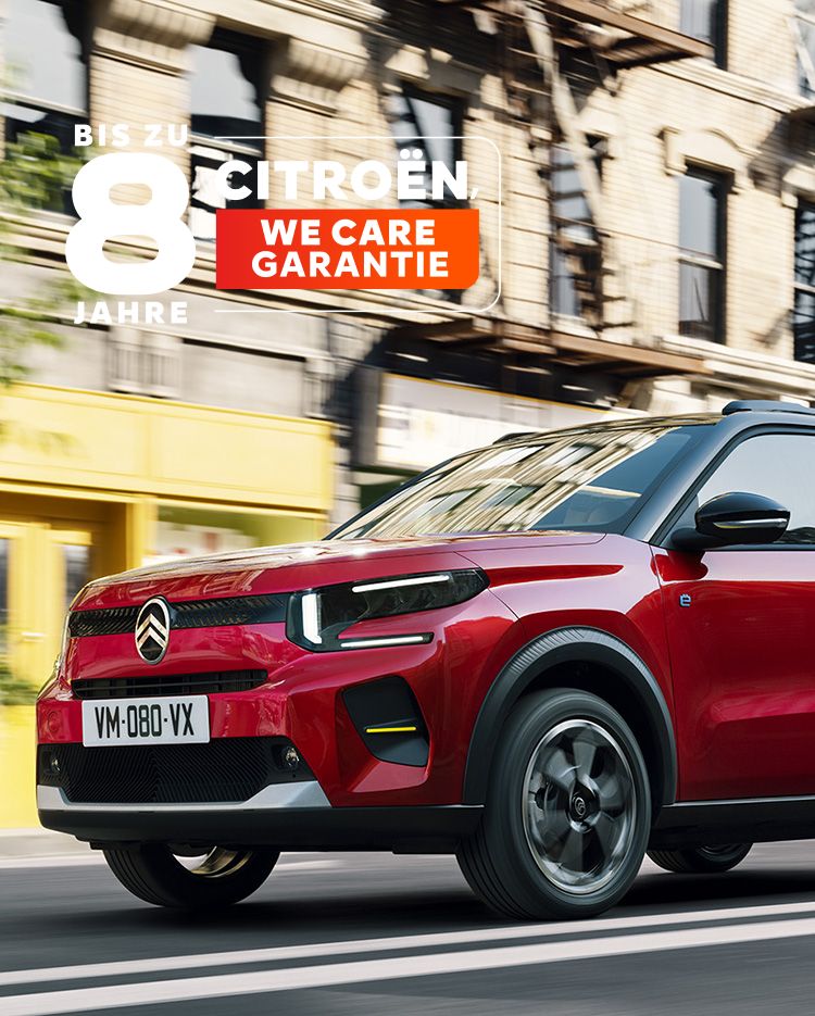 Zwei Citroën ë-C3 fahren durch eine Stadt