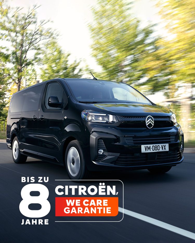 Der neue SpaceTourer fährt auf einer Landstraße