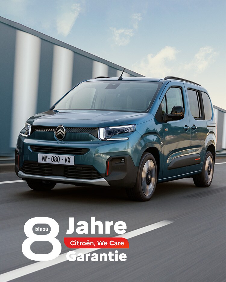 Der neue ë-Berlingo fährt auf einer Autobahn