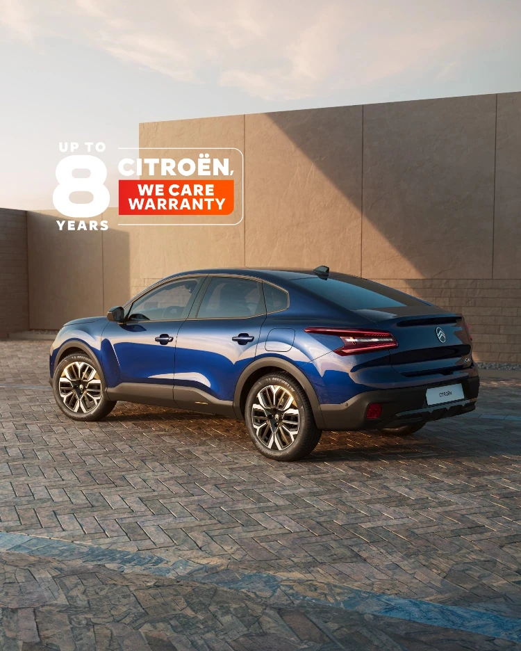 Dreiviertel-Frontansicht des Citroën C4 X zeigt modernes Fastback-Design für selbstbewusstes, effizientes und erschwingliches Fahren.